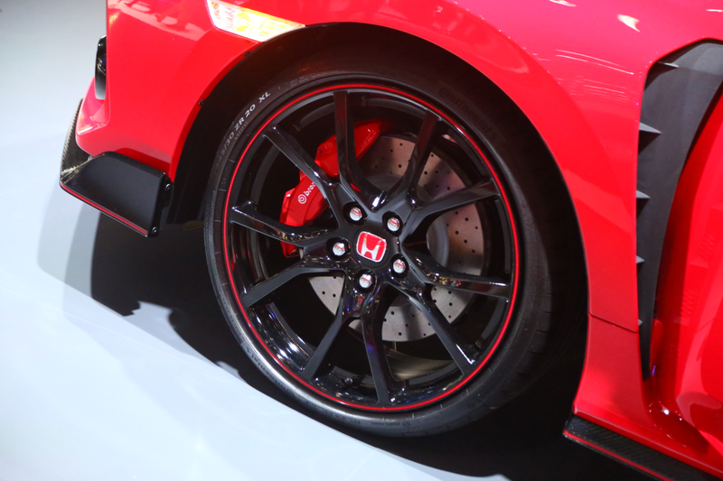Illustration for article titled The 2018 Honda Civic Type R Is Ridiculous In All The Right Ways